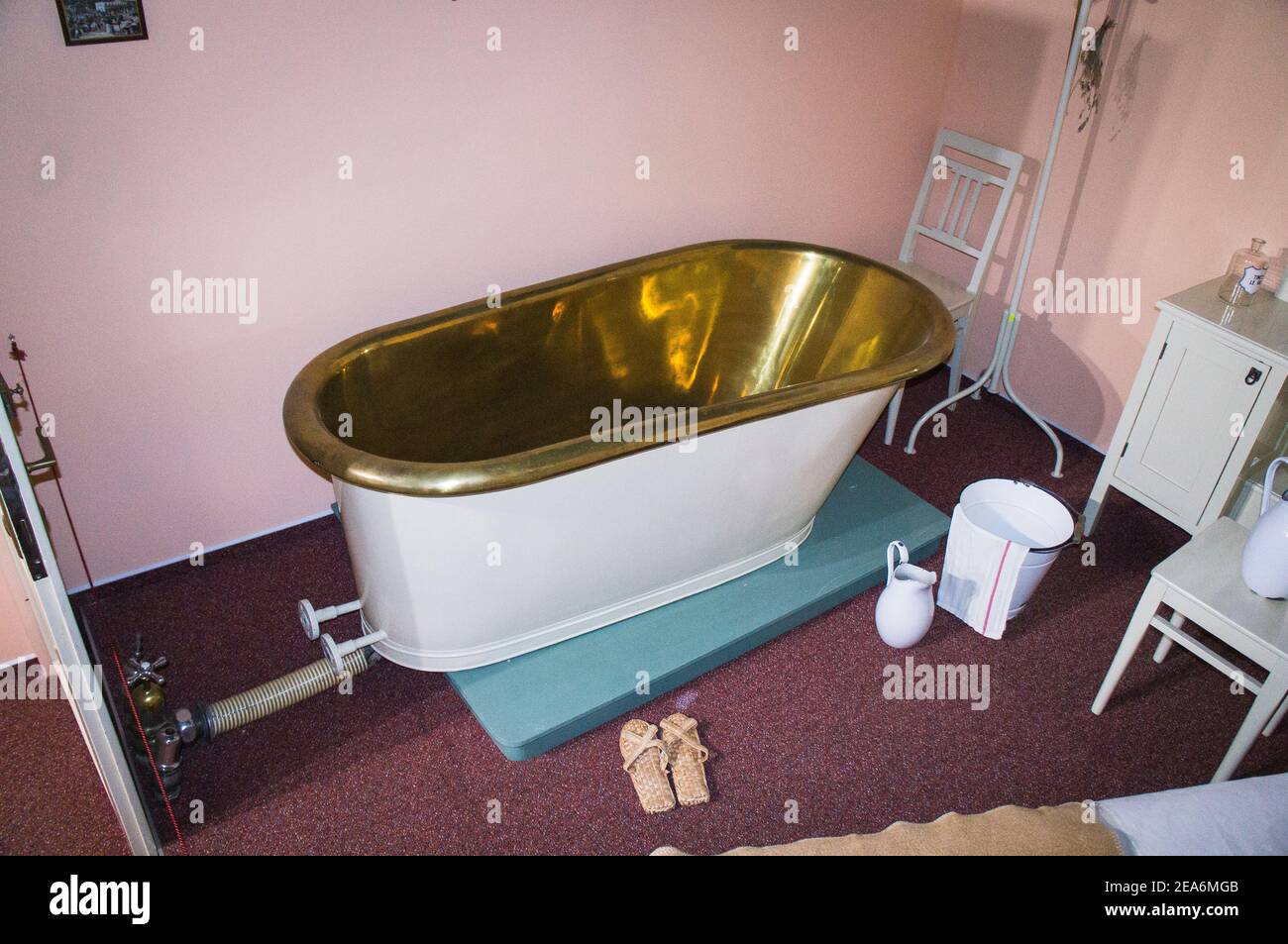 Die ursprüngliche "goldene Wanne" aus dem Kurhaus Jurkovic im Zalesi Museum von Luhacovice, Region Zlin, Tschechische Republik, 18. Juli 2020. (CTK Photo/Libor S Stockfoto