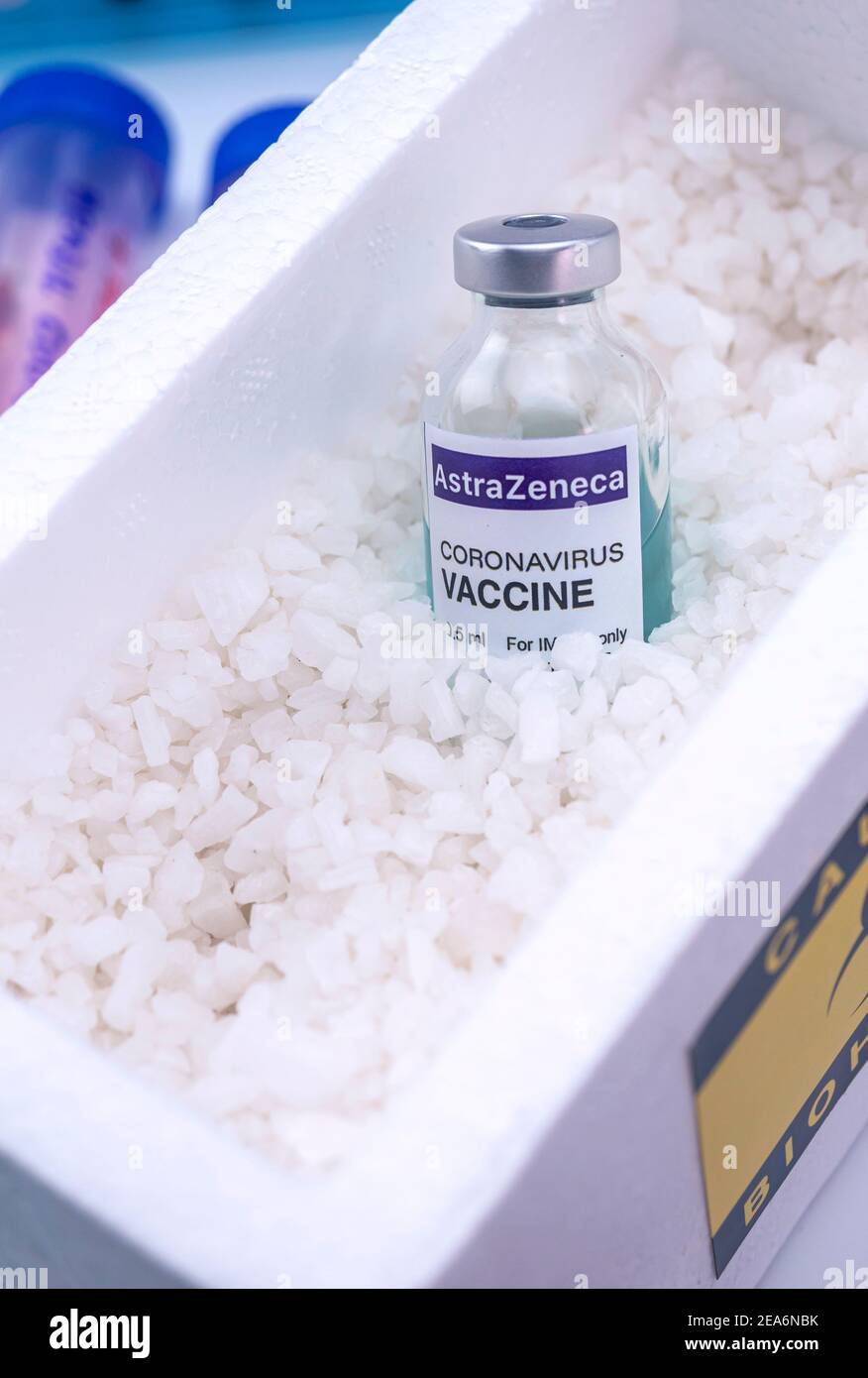 Fläschchen mit kalt vorbereitetem AstraZeneca-Impfstoff zur Injektion, imaginäre Erholung für konzeptuelles Image. Stockfoto