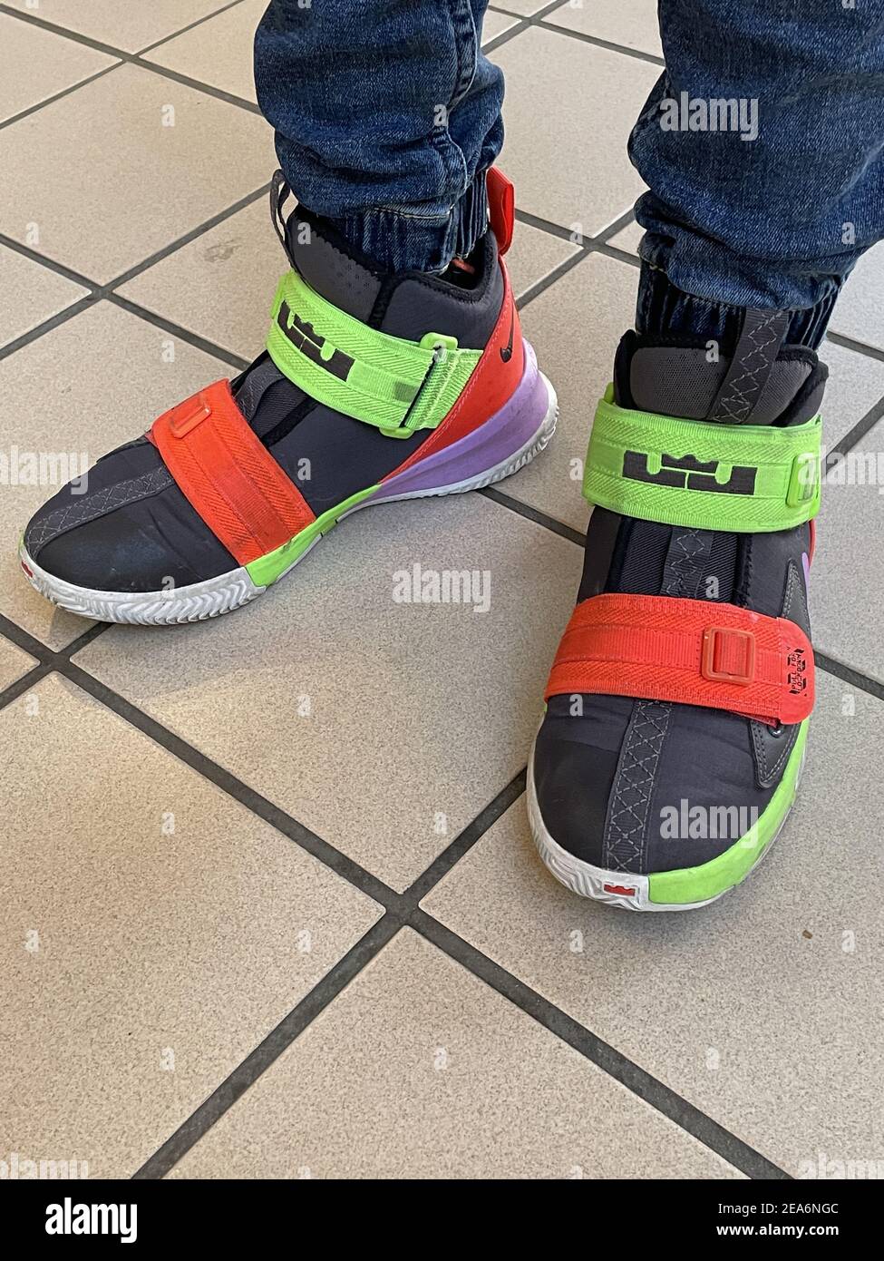 FRESNO, VEREINIGTE STAATEN - Feb 05, 2021: Ein unten Ansicht Foto von jemand trägt kühlen hellen neon-farbigen grün und rot Klettband hohe oben retro suchen Stockfoto