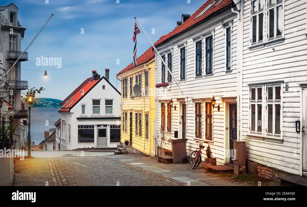 Bergen, Norwegen Alte schmale Straße mit Holzhäusern in der Dämmerung. Stockfoto