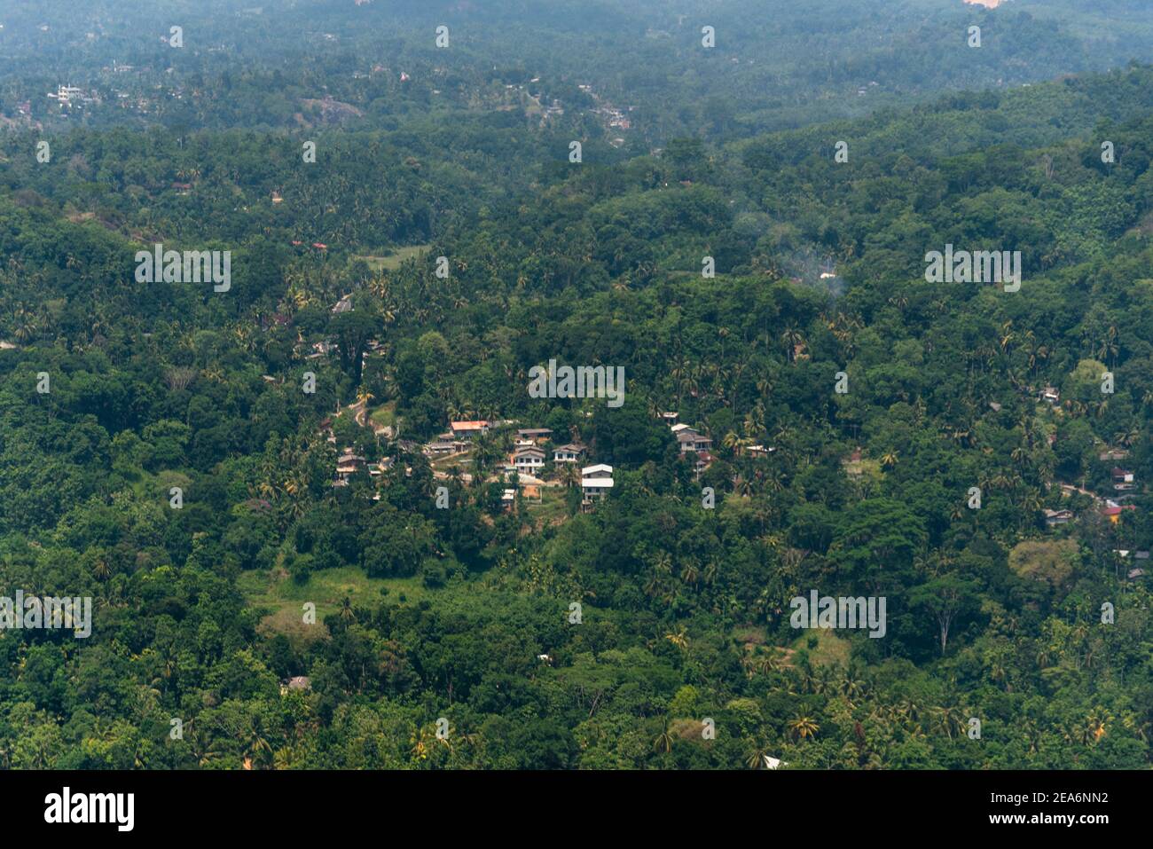 Ländliche Städte in der foresty Landseite von Sri Lanka. Stockfoto