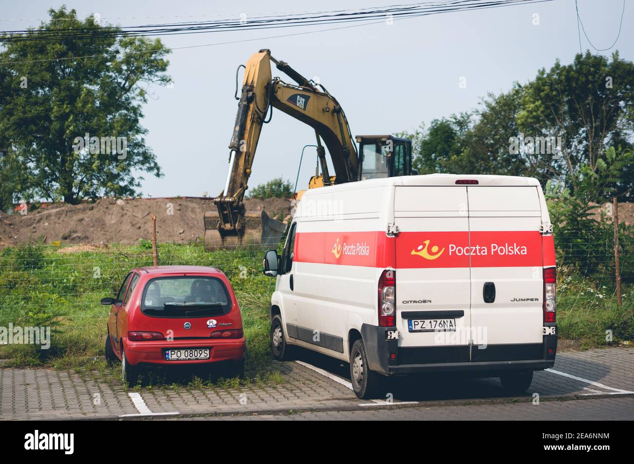 POZNAN, POLEN - 11. Sep 2017: Geparkte rote Fiat Seicento Auto und Poczta Polska Van auf Parkplätzen Stockfoto