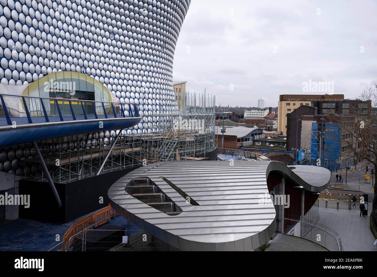 Sanierung des ikonischen Selfridges-Gebäudes im Stadtzentrum am 18th. Januar 2020 in Birmingham, Großbritannien. Das Äußere des Gebäudes wird mit Gerüsten und einer Schutzhülle umhüllt, während es renoviert wird, während die Scheiben gereinigt und in seiner ursprünglichen Farbe neu lackiert werden. Stockfoto