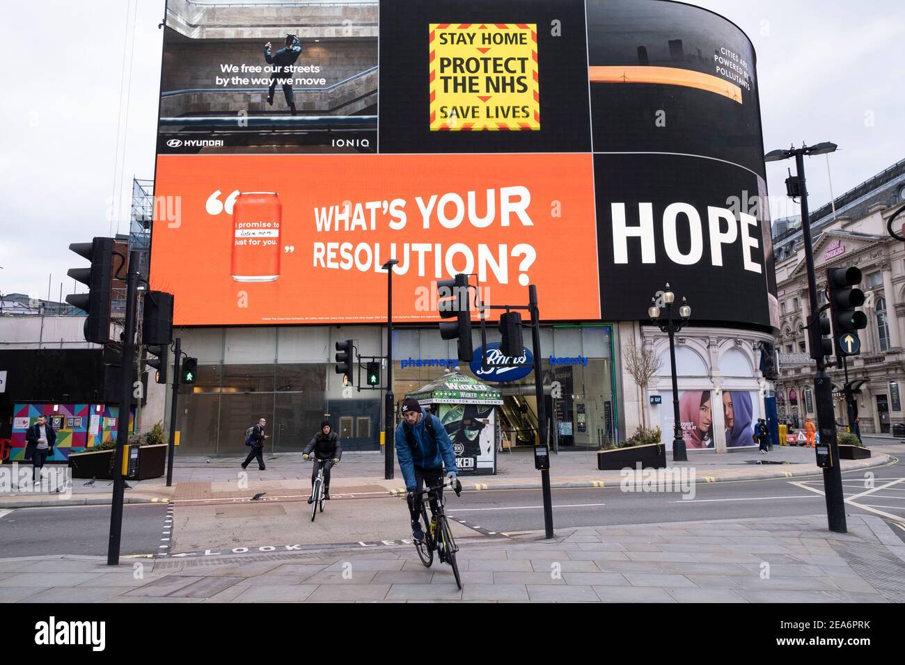 Am Piccadilly Circus zeigen die riesigen Werbebildschirme Slogans der Hoffnung und die Gesichter von Coronavirus-Patienten, die Teil des neuesten NHS sind, Public Health England Kampagne, um Menschen in Großbritannien zu ermutigen, das Virus ernst zu nehmen, da der nationale Coronavirus Lockdown drei am 29th. Januar 2021 in London, Großbritannien, fortgesetzt wird. Nach der Zunahme der Fälle im Winter, einschließlich einer neuen britischen Variante von Covid-19, rät diese landesweite Sperre allen Bürgern, der Botschaft zu folgen, zu Hause zu bleiben, den NHS zu schützen und Leben zu retten. Stockfoto