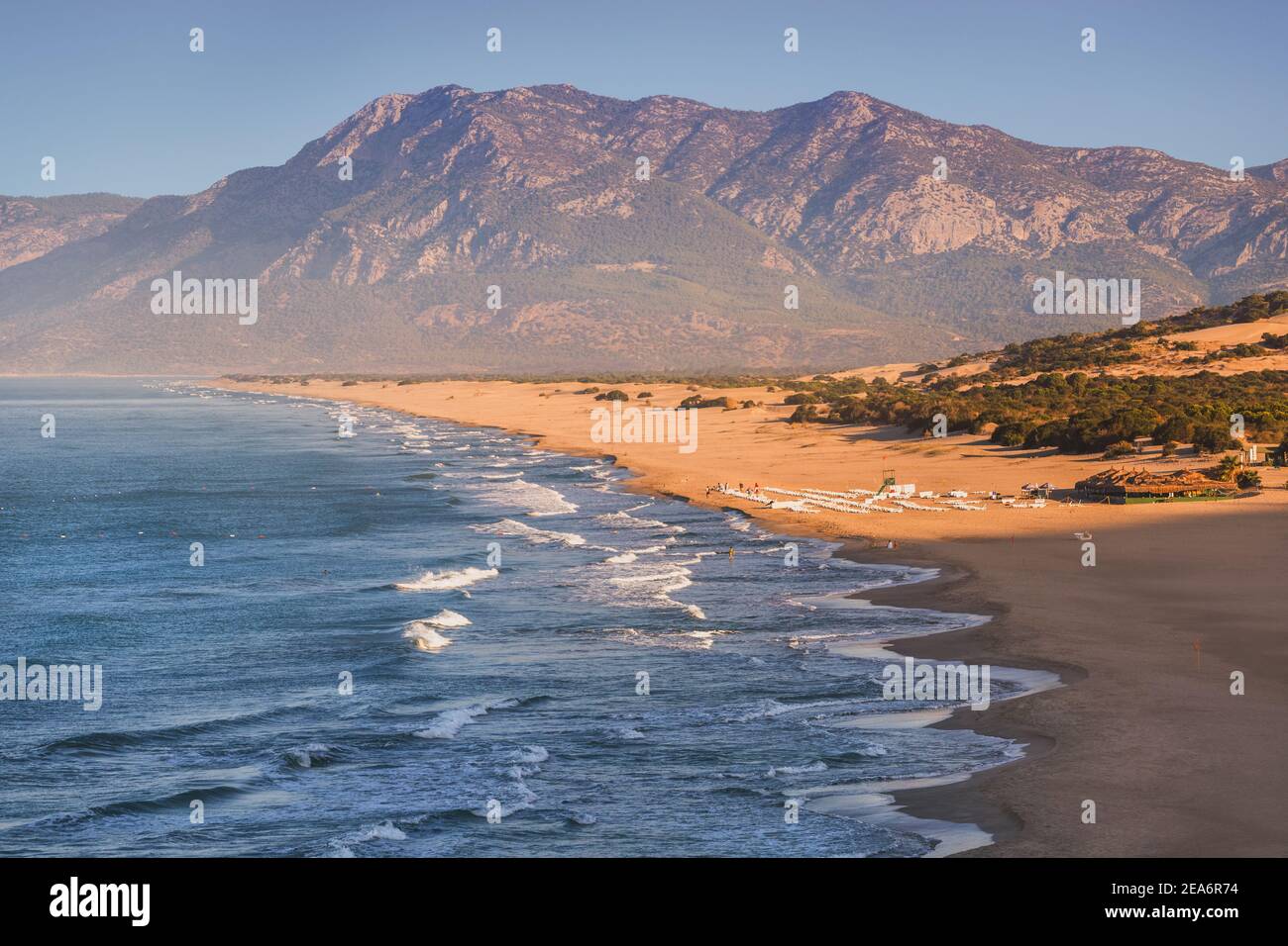 Morgenblick auf die mediterrane Küste am Strand von Patara bei Flut mit Wellen. Hoher faszinierender Berg im Hintergrund. Versteckte Natura Stockfoto