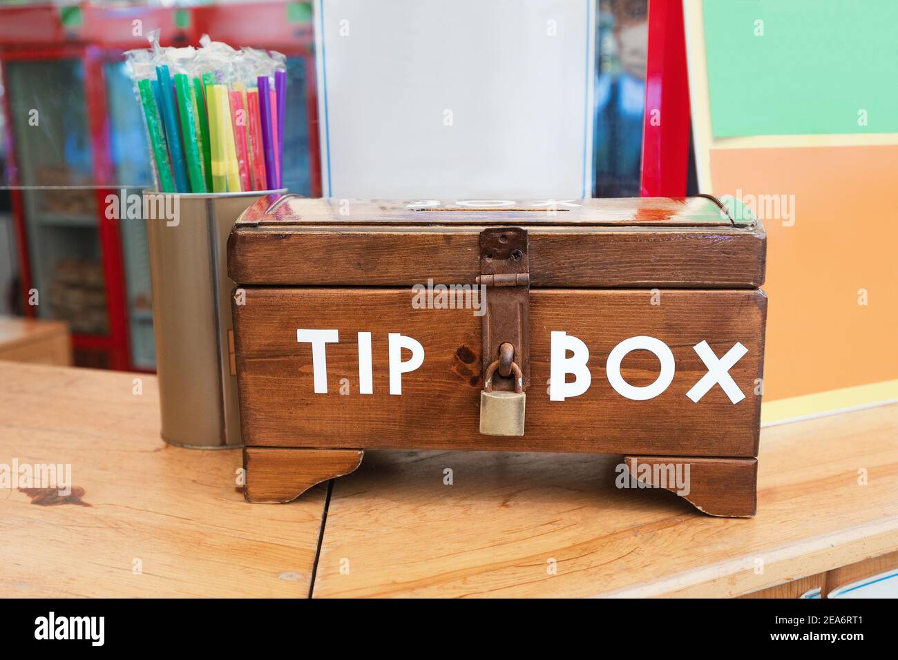Eine Tip-Box in Form eines Vintage Retro Truhe mit einem Schloss in einem Café oder Restaurant Stockfoto