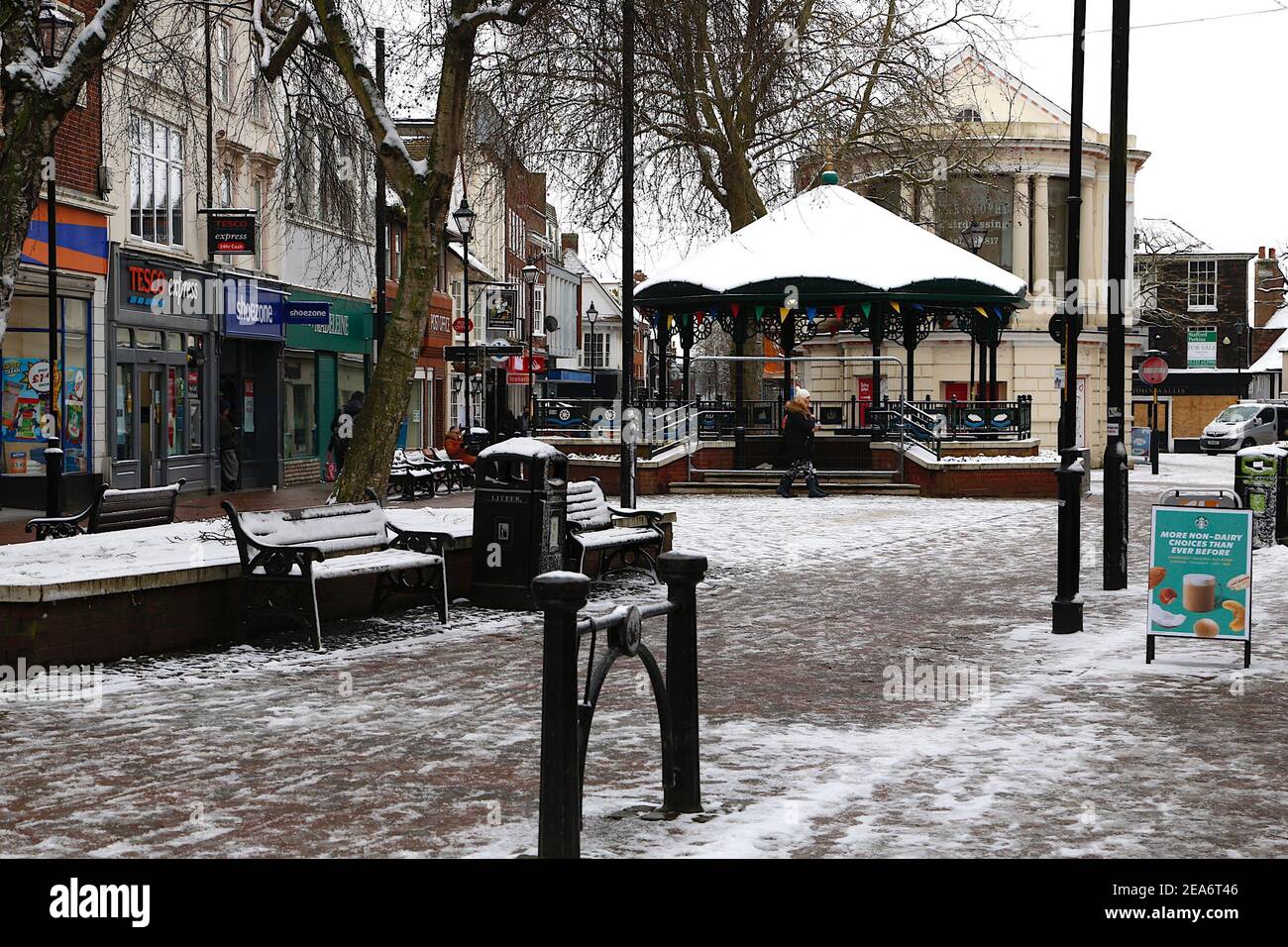 Ashford, Kent, Großbritannien. Februar 2021, 08. UK Wetter: Sturm Darcy trifft die Stadt Ashford in Kent. Foto-Kredit: Paul Lawrenson/Alamy Live Nachrichten Stockfoto