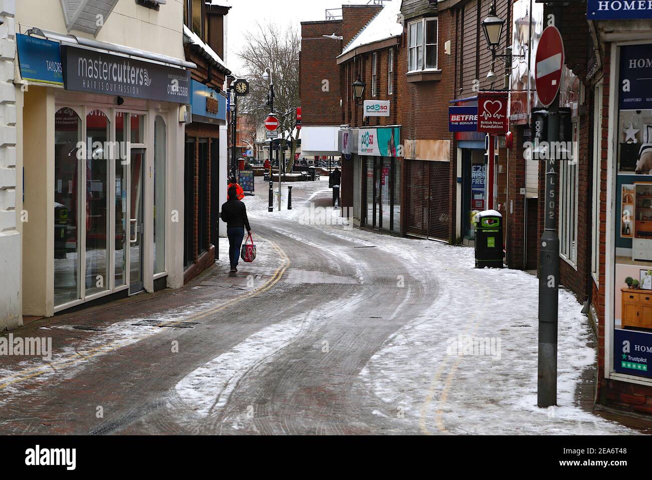 Ashford, Kent, Großbritannien. Februar 2021, 08. UK Wetter: Sturm Darcy trifft die Stadt Ashford in Kent. Foto-Kredit: Paul Lawrenson/Alamy Live Nachrichten Stockfoto