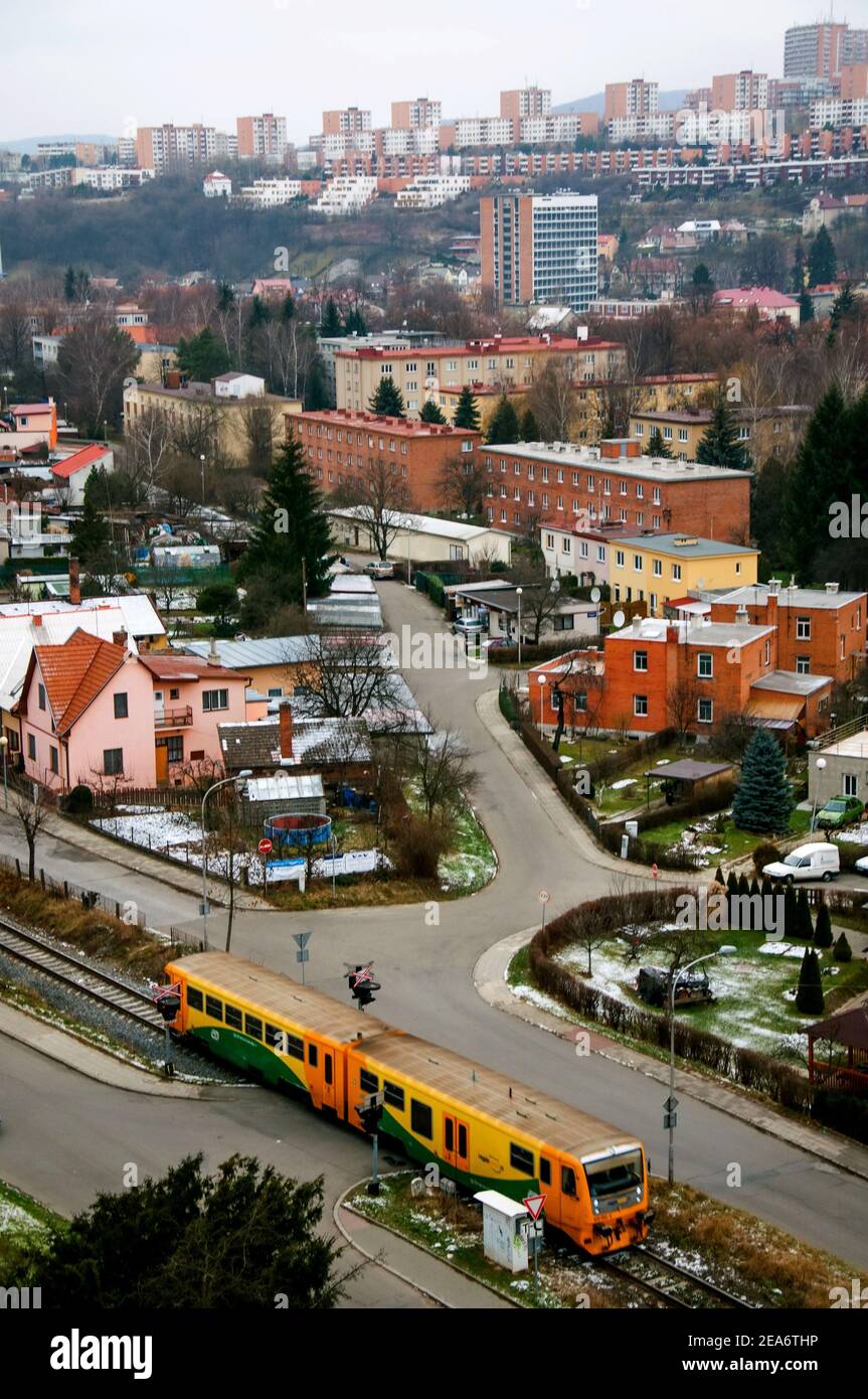 Teil des alten und neuen Stadtteils der Stadt Zlin mit laufendem Zug, Luftaufnahme, Tschechien, Europa Stockfoto