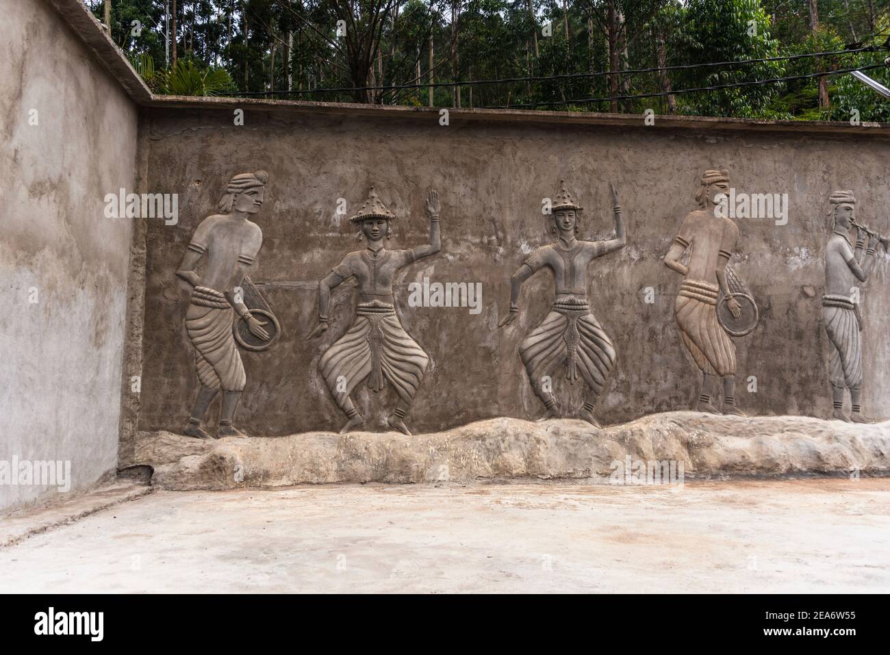 Figuren in einer grauen Wand in einem Tempel auf geschgrabt Der Weg bis zum Gipfel Adams Stockfoto