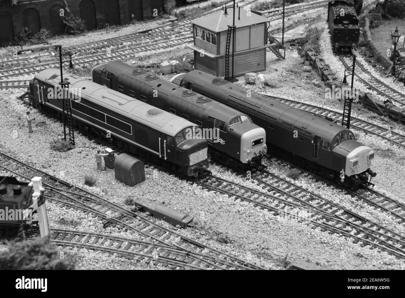 Ein Trio von Diesellokomotiven in Bahngleisen auf einer Modelleisenbahn. Stockfoto