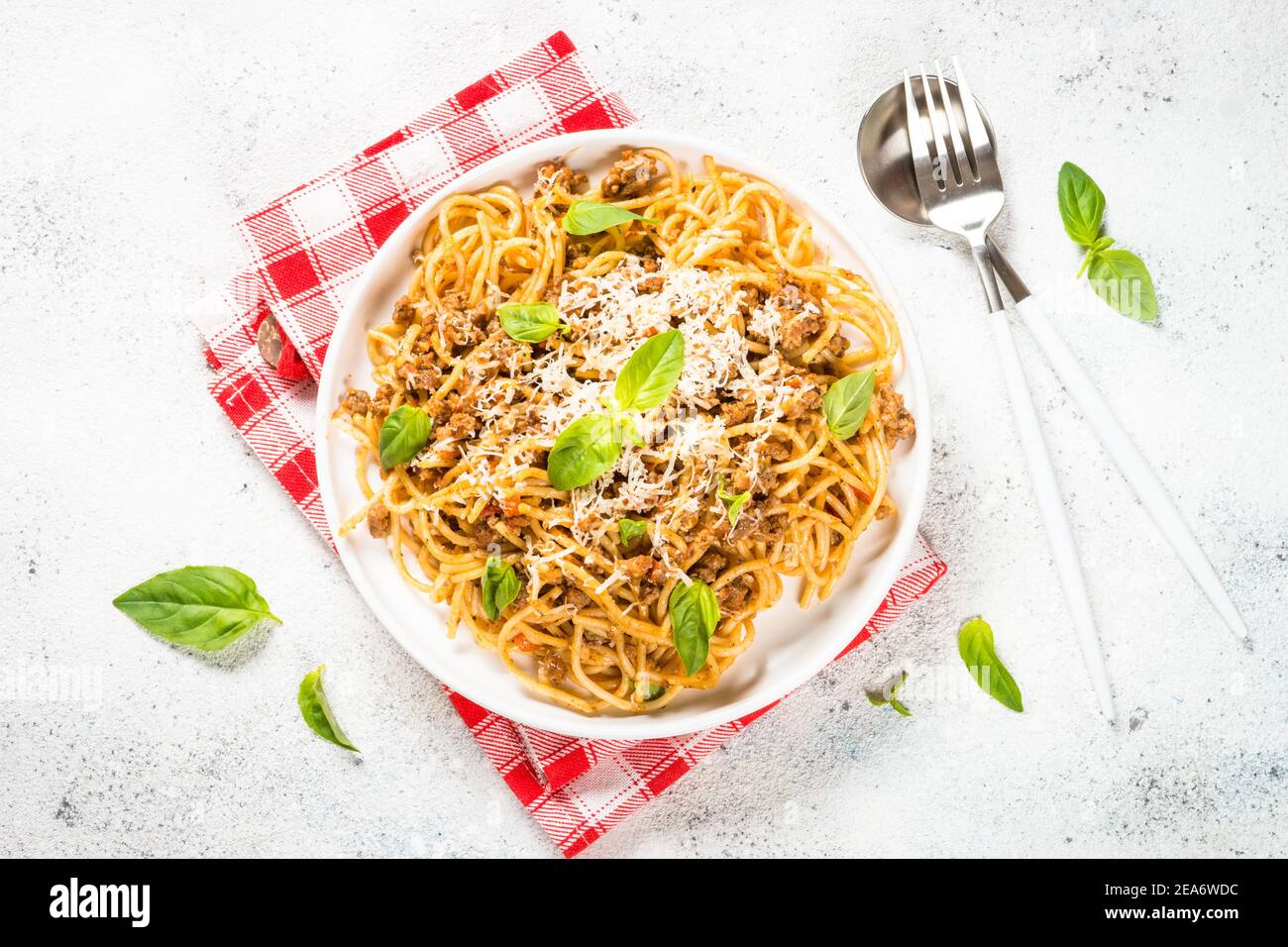 Pasta Bolognese in weißer Platte, Draufsicht. Stockfoto