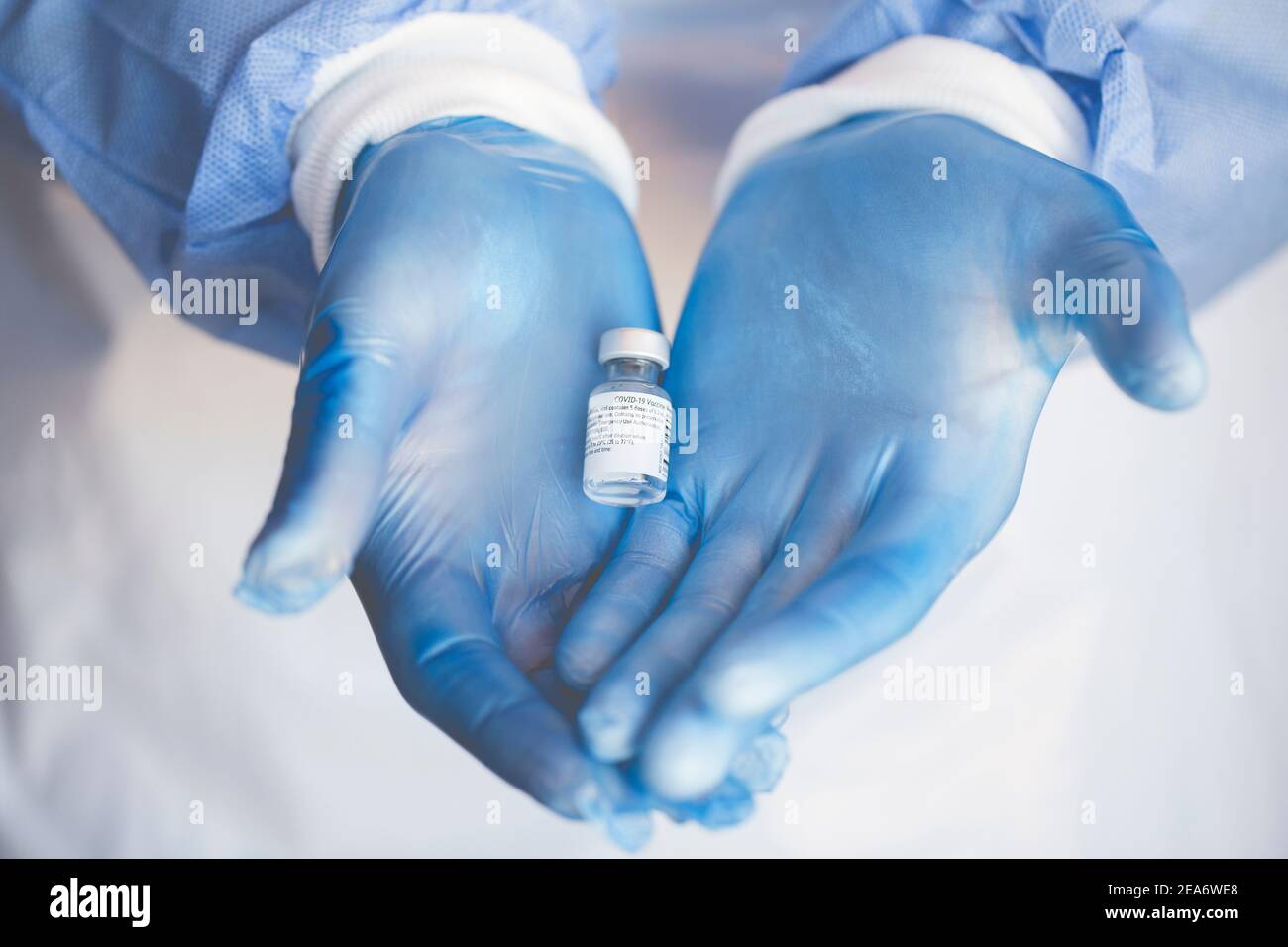 Krankenschwester mit einer Ampulle des Coronavirus-Impfstoffs Stockfoto