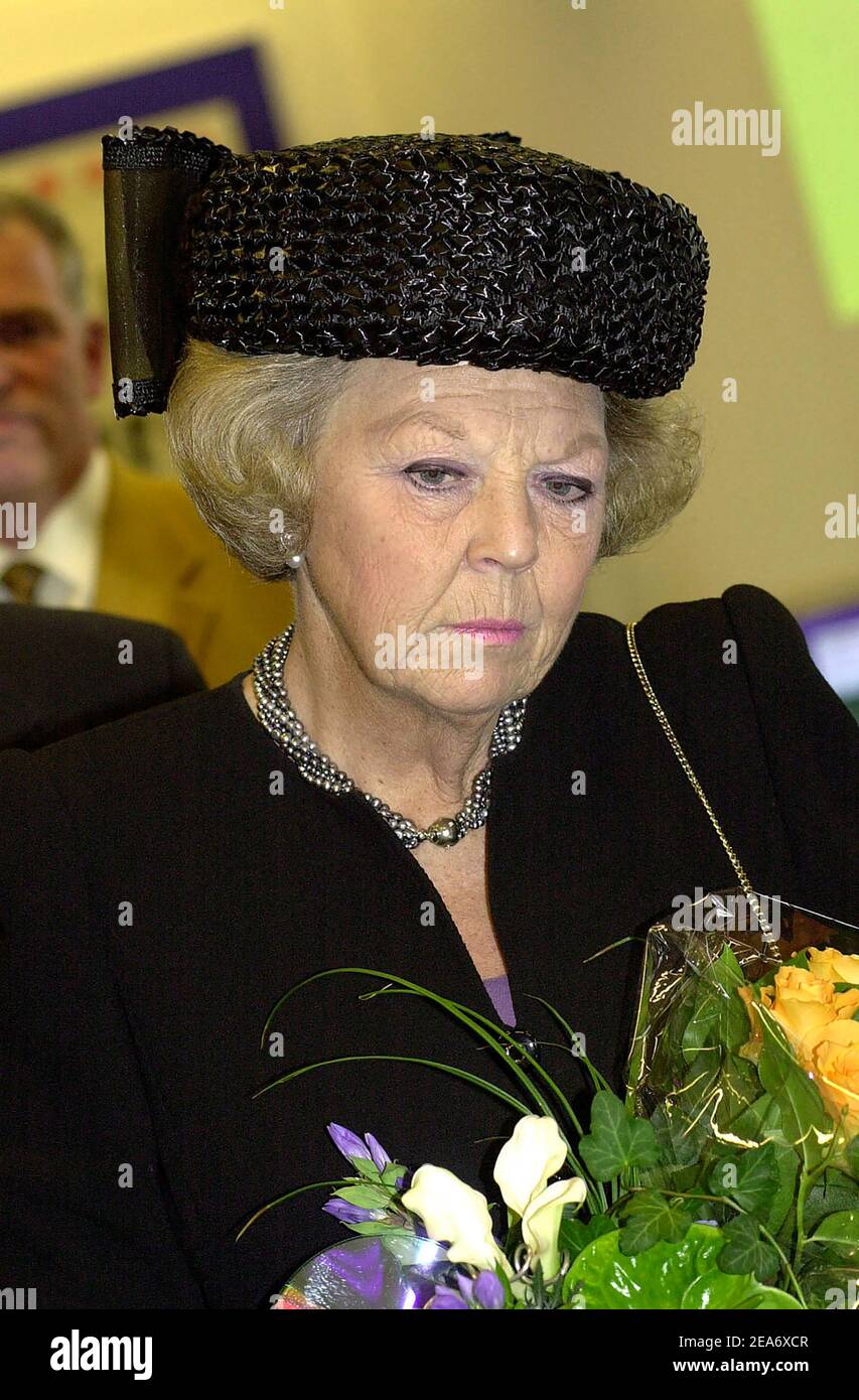 ENSCHEDE, NIEDERLANDE - 17. SEPTEMBER 2001: Königliche Hoheit Königin Beatrix der Niederlande bei der Eröffnung des neuen Rathauses von Enschede. Stockfoto
