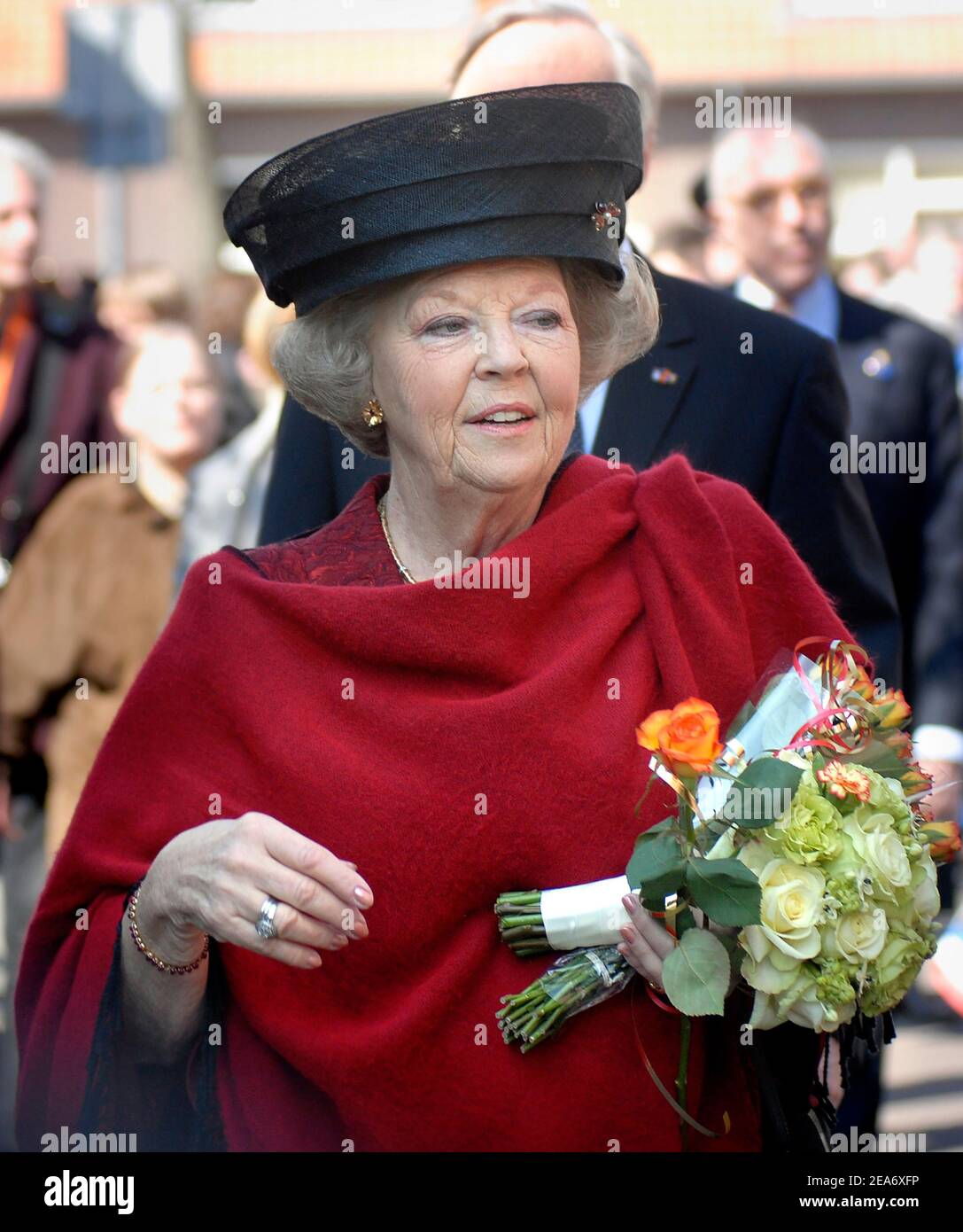 ENSCHEDE, NIEDERLANDE - APR 22, 2008: Königliche Hoheit Königin Beatrix der Niederlande zu Besuch an dem Ort, wo im Jahr 2001 das Feuer funktioniert Katastrophe Hap Stockfoto