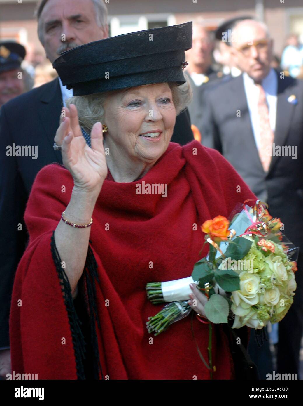 ENSCHEDE, NIEDERLANDE - APR 22, 2008: Königliche Hoheit Königin Beatrix der Niederlande zu Besuch an dem Ort, wo im Jahr 2001 das Feuer funktioniert Katastrophe Hap Stockfoto