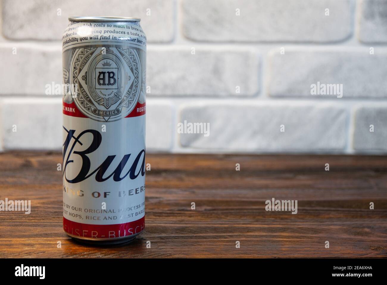 Krasnodar, Russland - 2. Februar 2021: Aluminium-Bier kann gegen eine Ziegelmauer bud Stockfoto