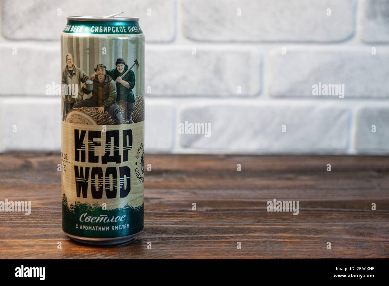 Krasnodar, Russland - 2. Februar 2021: Aluminiumdose aus russischem Bierzeder 450ml an der Ziegelwand. Sibirisches Bierholz, leicht mit aromatischem Hopfen Stockfoto