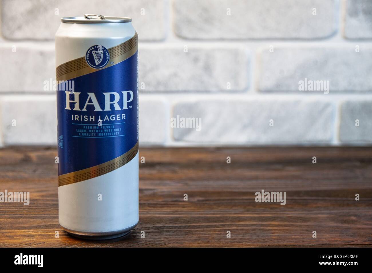 Krasnodar, Russland - 2. Februar 2021: Aluminiumdose mit Bierharfe 450ml an der Ziegelwand. Helles irisches Bier in Premium-Qualität Stockfoto