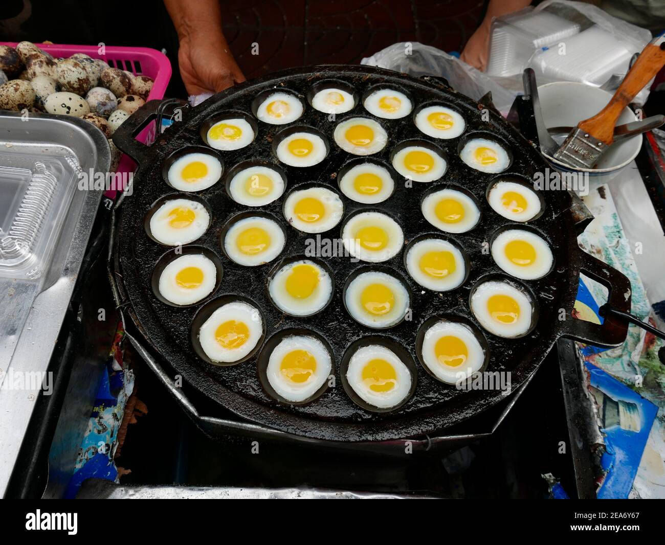 Street Foods Quail Eier Backen auf dem Markt Bangkok Thailand Stockfoto