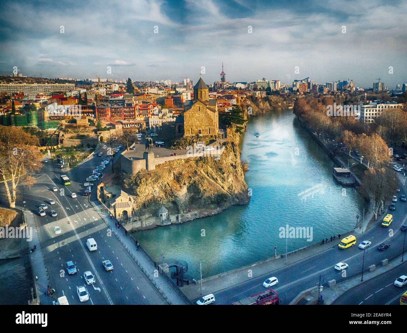 Luftaufnahme des Flusses Kura durch die Stadt, Tiflis, Georgien Stockfoto
