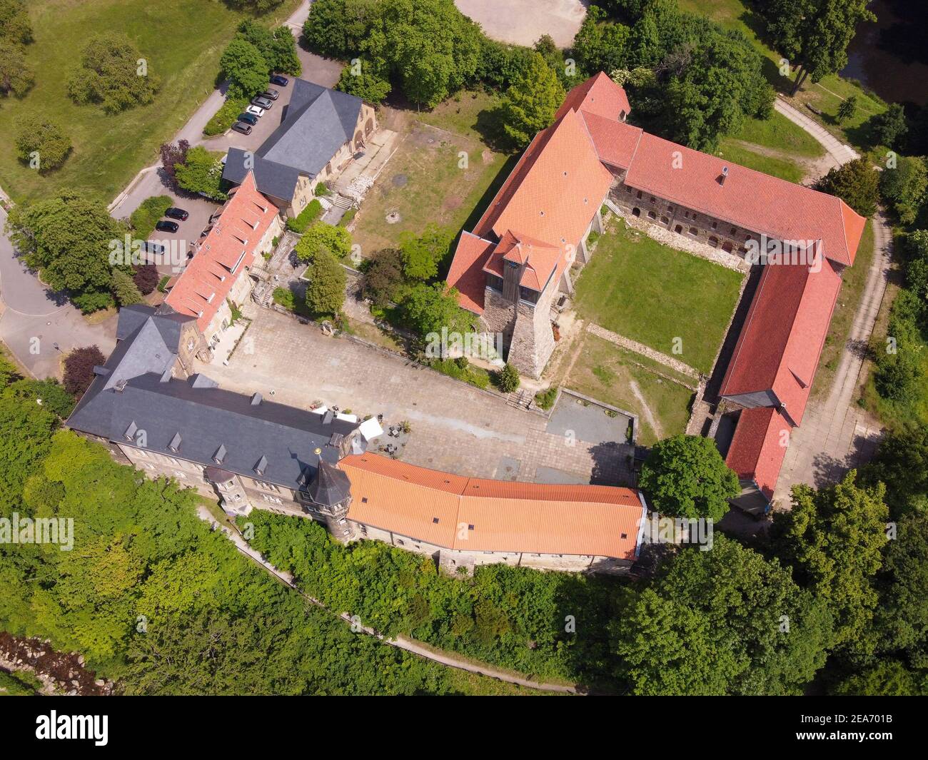Luftaufnahme Kloster Ilsenburg, Kloster Ilsenburg. Historisches mittelalterliches Kloster und Schloss bei Wernigerode in Sachsen-Anhalt, Deutschland. Stockfoto