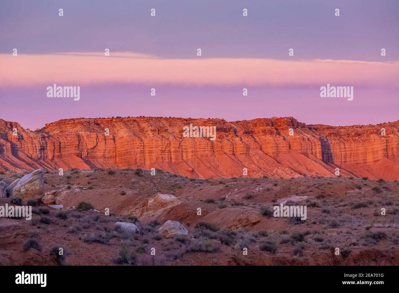 Erstes Licht auf dem San Rafael Swell, von der Gegend des Little Wild Horse Canyon im Süden von Utah, USA aus gesehen Stockfoto