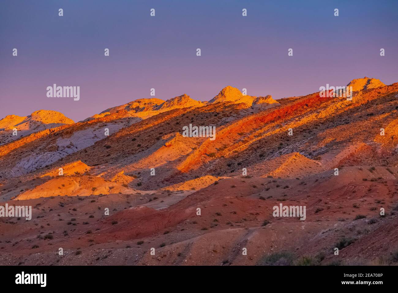 Erstes Licht auf dem San Rafael Swell, von der Gegend des Little Wild Horse Canyon im Süden von Utah, USA aus gesehen Stockfoto