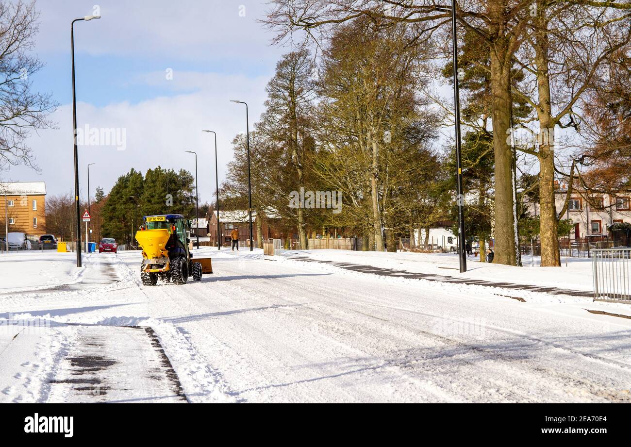 Dundee, Tayside, Schottland, Großbritannien. Februar 2021, 8th. UK Wetter: Kalte Winde und schwere Schneestürme ziehen über Nord-Ost-Schottland mit Temperaturen bis zu 2 Grad Sturm Darcy hat schwere Schneefälle nach Dundee gebracht und Chaos auf Straßen in und um die Stadt verursacht. Kredit: Dundee Photographics/Alamy Live Nachrichten Stockfoto