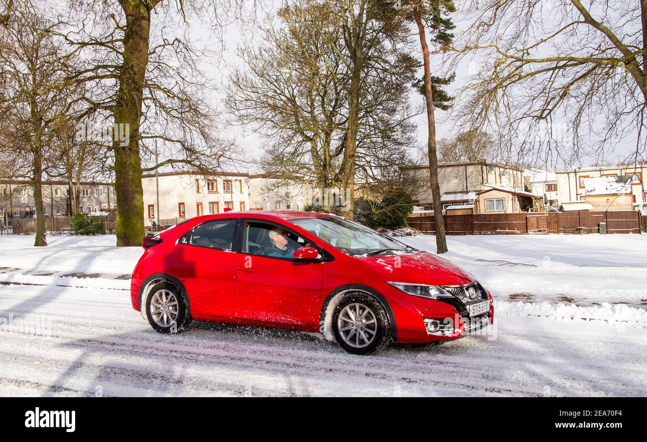 Dundee, Tayside, Schottland, Großbritannien. Februar 2021, 8th. UK Wetter: Kalte Winde und schwere Schneestürme ziehen über Nord-Ost-Schottland mit Temperaturen bis zu 2 Grad Sturm Darcy hat schwere Schneefälle nach Dundee gebracht und Chaos auf Straßen in und um die Stadt verursacht. Kredit: Dundee Photographics/Alamy Live Nachrichten Stockfoto