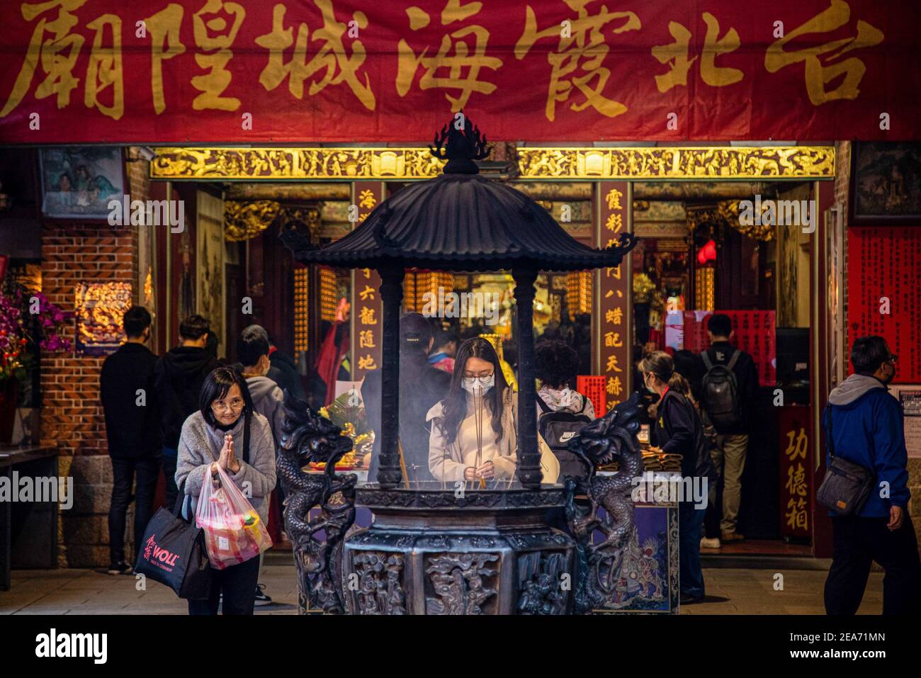 Taipeh, Taiwan. Februar 2021, 08th. Ein Anhänger, der eine Gesichtsmask trägt, sah im Tempel der Dihua Straße beten. Taipei's Lunar New Year Market auf Dihua Street wird wegen Bedenken über COVID-19 abgesagt. Kredit: SOPA Images Limited/Alamy Live Nachrichten Stockfoto