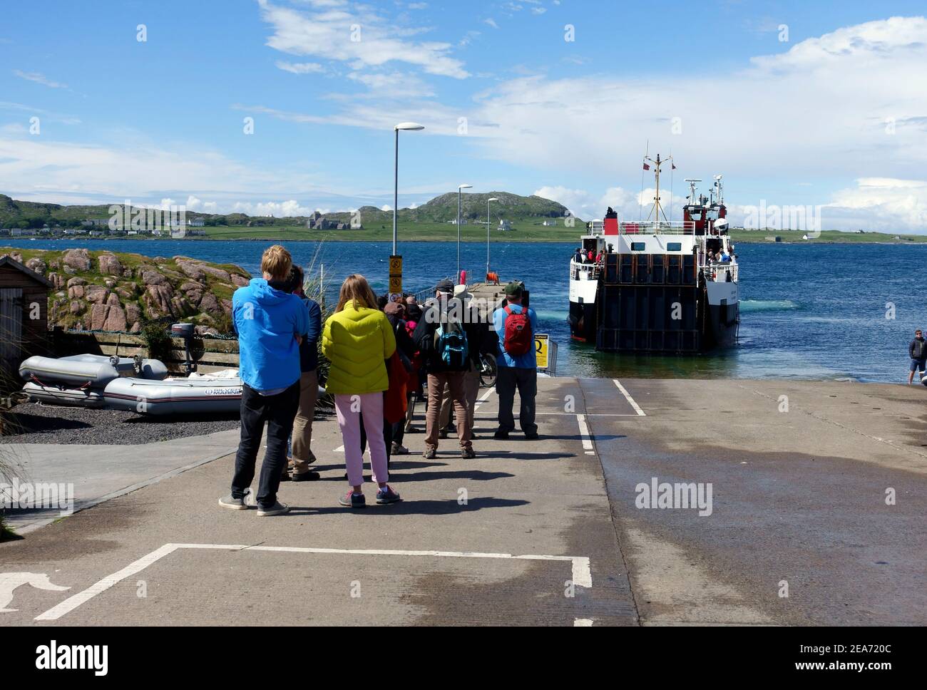 Besucher von Iona, die sich für die Calmac-Fähre in Fionnphort, Isle of Mull, anstellen Stockfoto