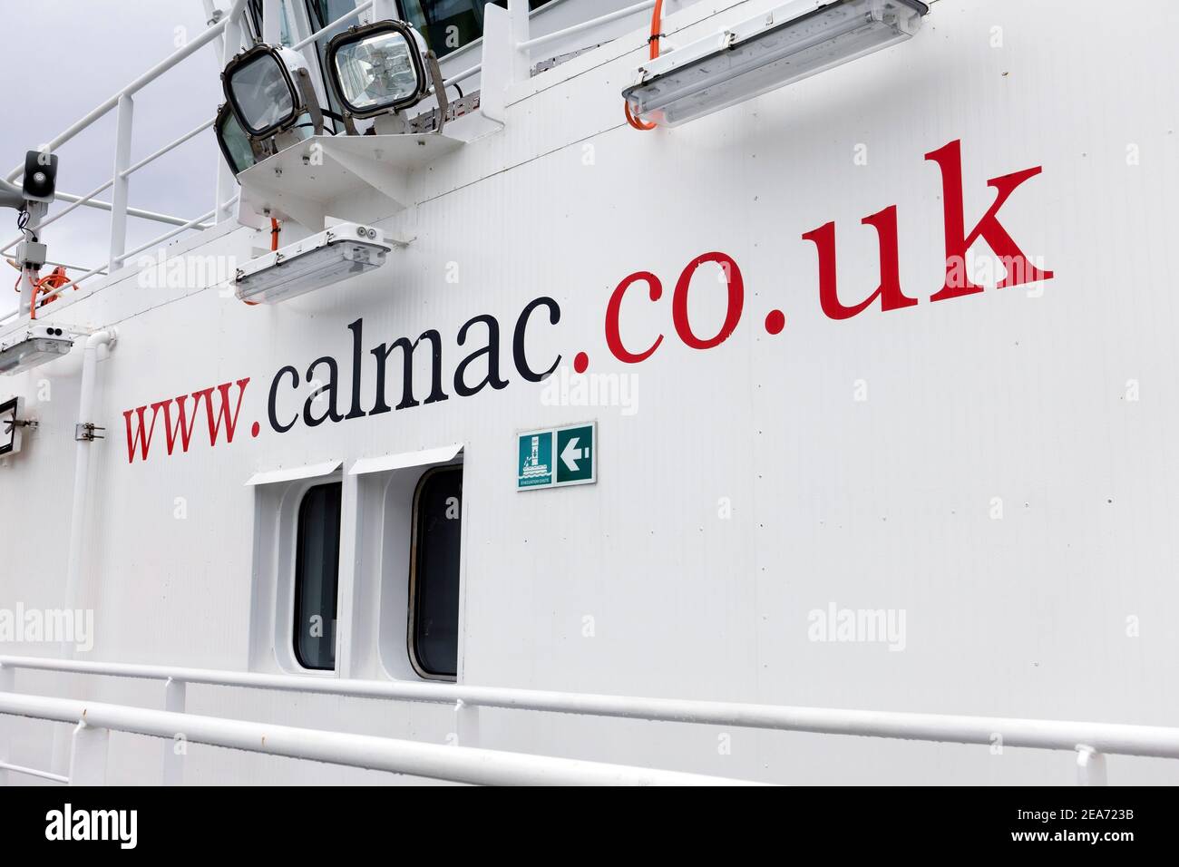 CALMAC Website Adresse entlang der Außenseite einer Calmac, caledonian MacBrayne Fähre in Schottland Stockfoto