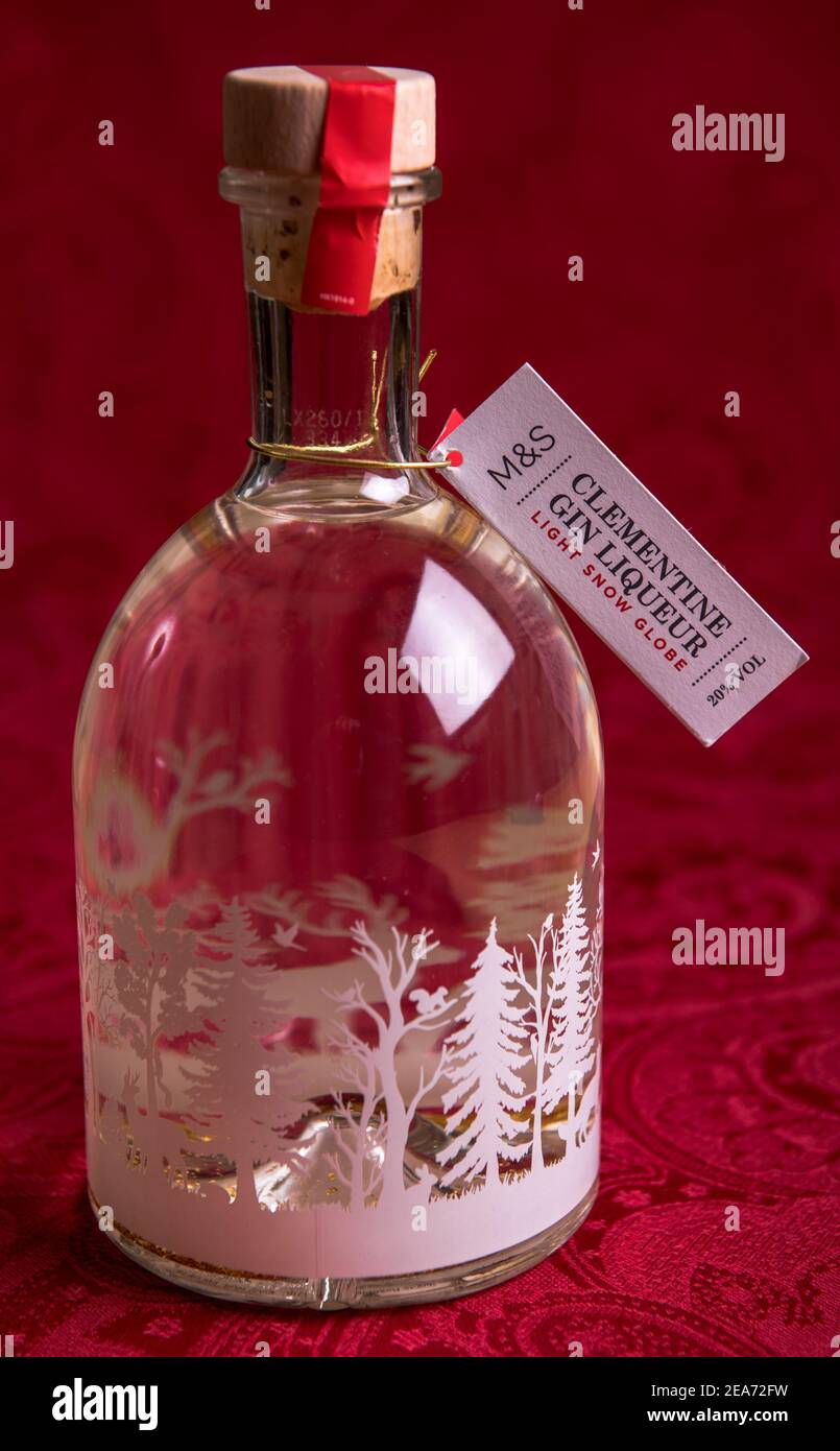 M&S Clementine Gin Likör leichte Schneekugel Stockfotografie - Alamy
