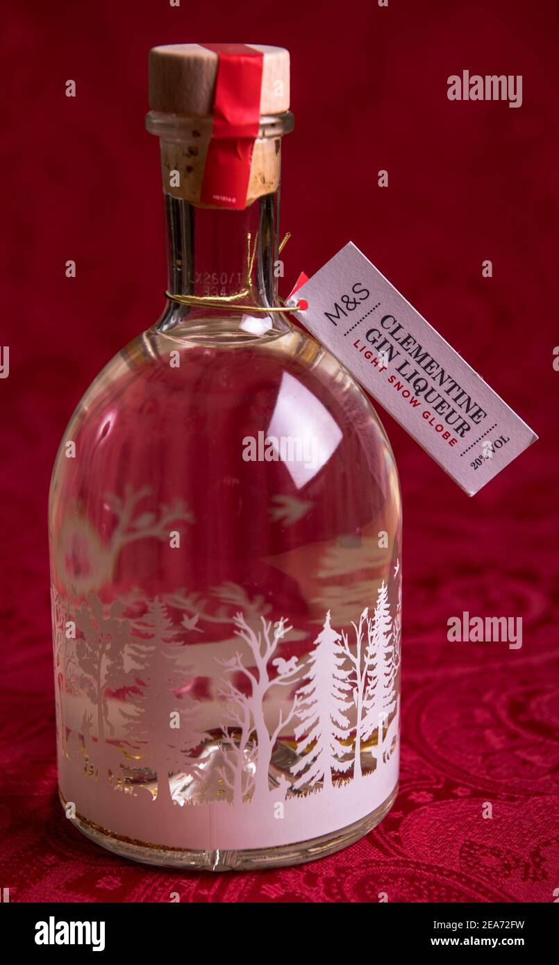 M&S Clementine Gin Likör leichte Schneekugel. Stockfoto