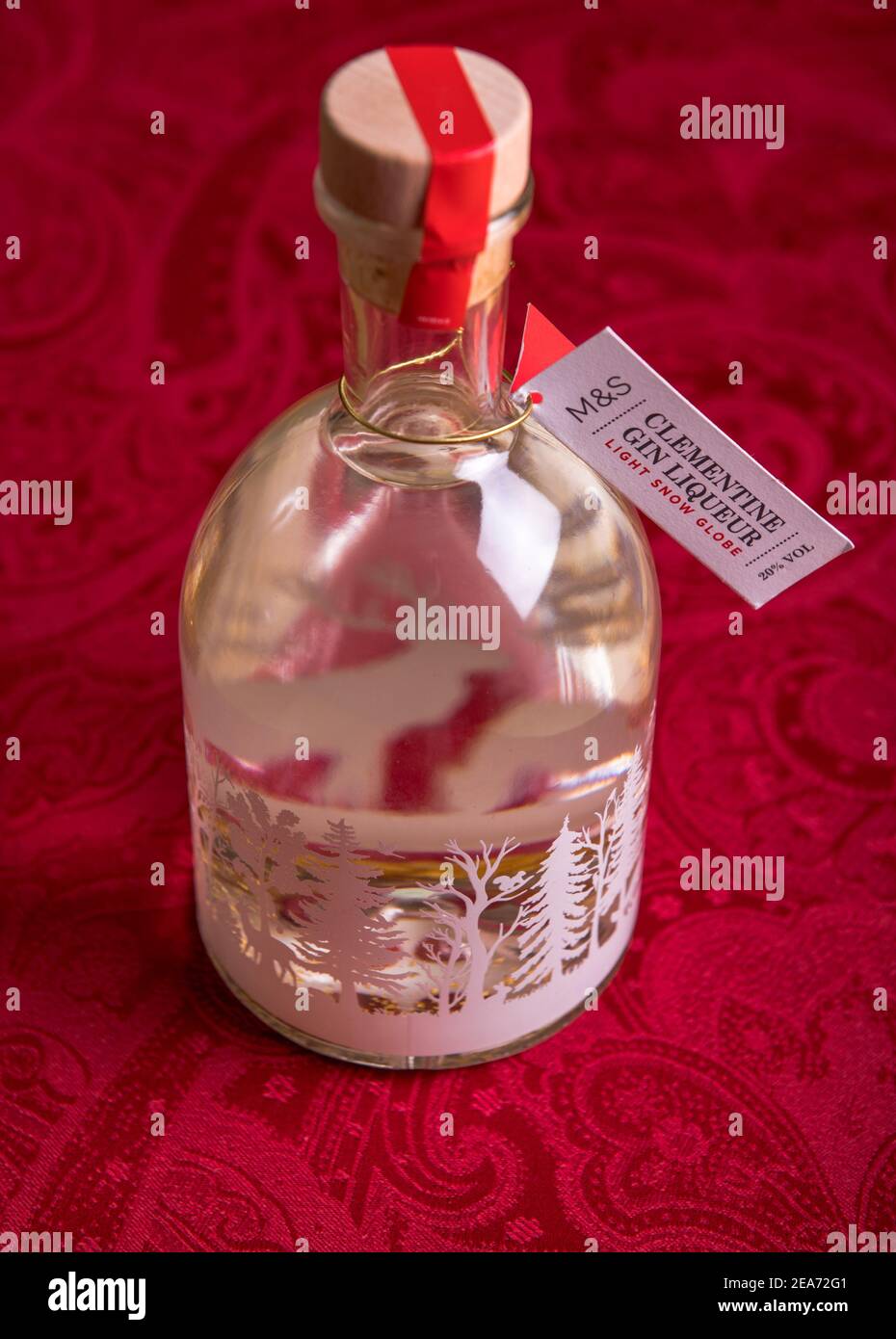 M&S Clementine Gin Likör leichte Schneekugel. Stockfoto
