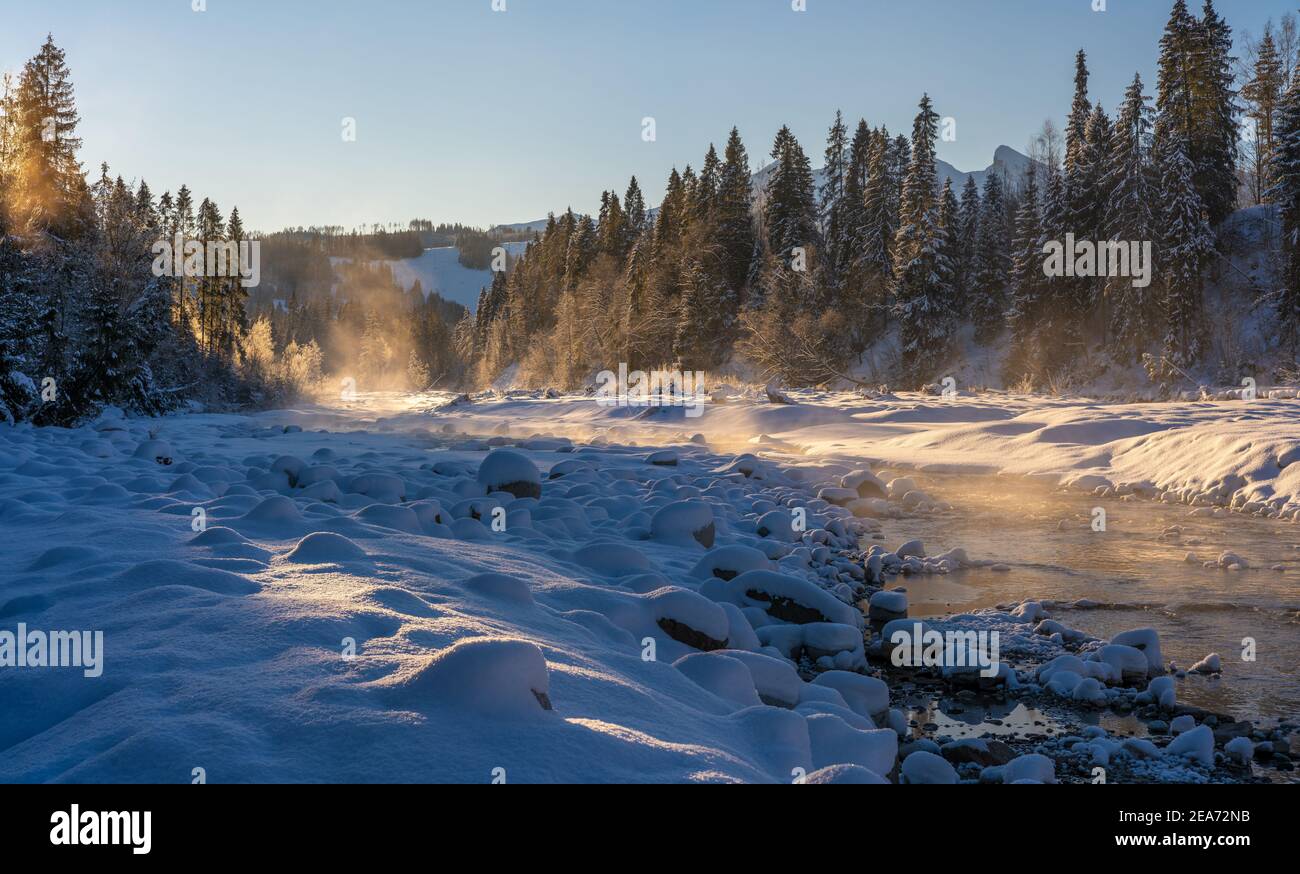 Alpenfluss an einem extrem kalten Wintermorgen Stockfoto