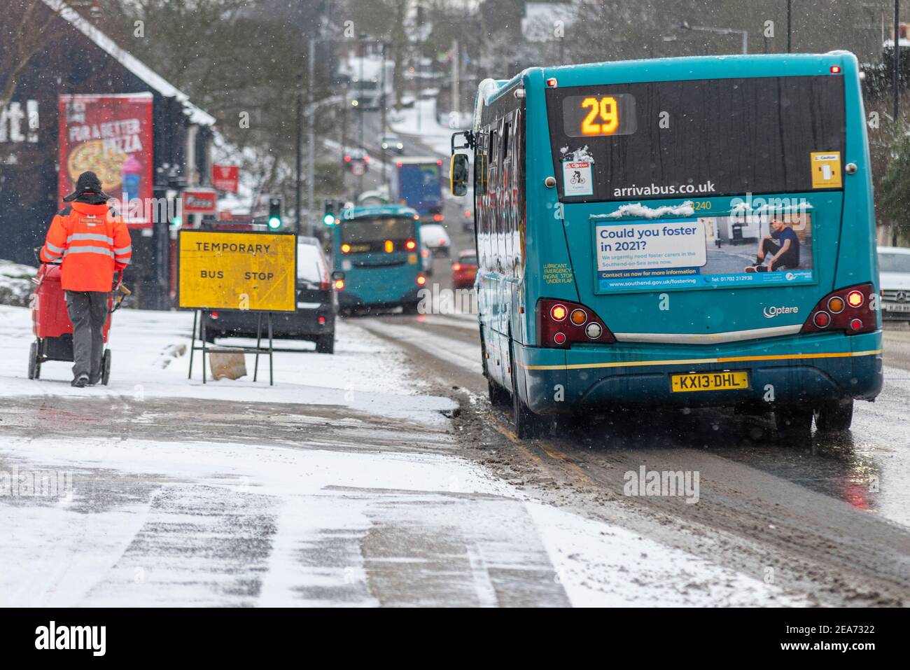 Southend on Sea, Essex, Großbritannien. Februar 2021, 8th. Der Schnee von Storm Darcy ist gefroren und hat die Bedingungen tückisch gemacht. Postarbeiter fahren im Schnee weiter und liefern Post, während die Busse auf den vereisten, verschneiten Straßen fahren Stockfoto