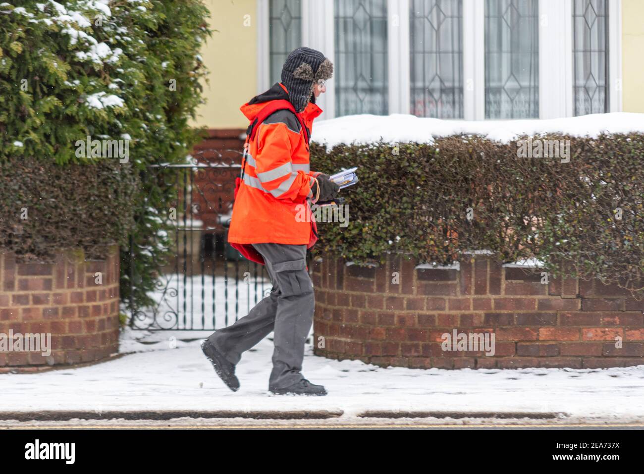 Southend on Sea, Essex, Großbritannien. Februar 2021, 8th. Der Schnee von Storm Darcy ist gefroren und hat die Bedingungen tückisch gemacht. Postarbeiter setzen ihre Runden im Schnee fort und liefern Post nach Hause Stockfoto