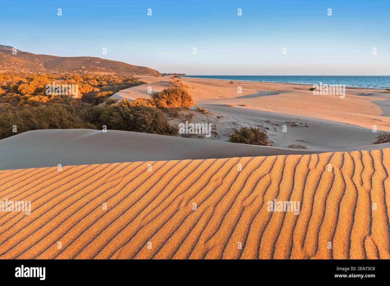 Patara Strand ist ein berühmtes touristisches Wahrzeichen und natürliches Ziel in der Türkei. Majestätischer Blick auf orangefarbene Sanddünen und Hügel leuchtet in den Strahlen des Krieges Stockfoto