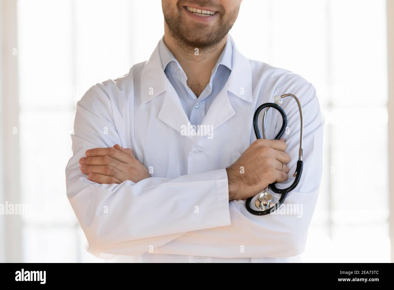 Cloe up von lächelnden männlichen Arzt in weißen medizinischen Uniform Stockfoto