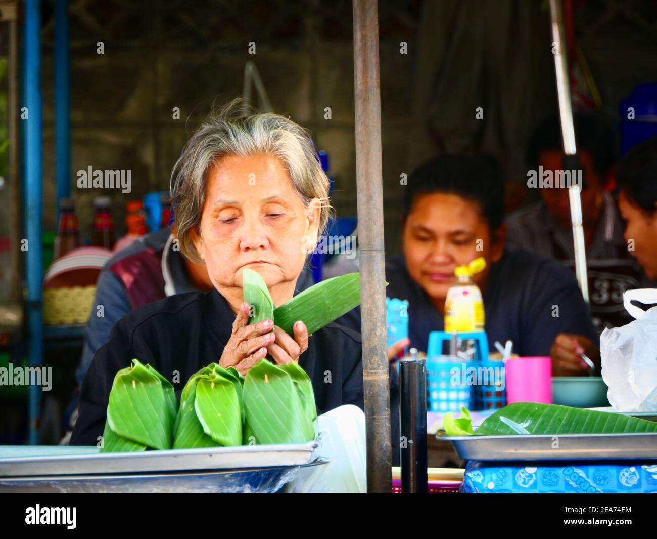 Open-Air-Nachtmarkt, Street Food Lebensmittel Stall Verkäufer Bangkok Thailand Stockfoto