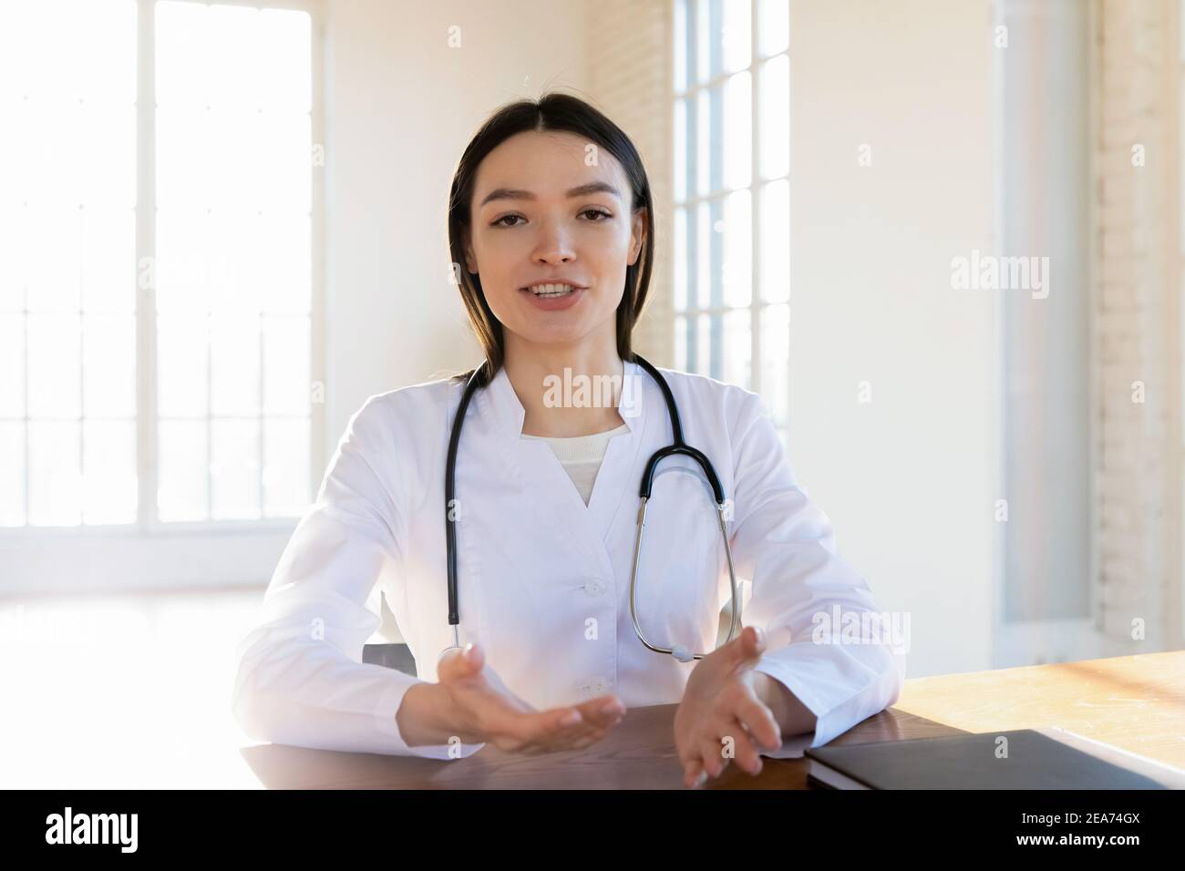 Porträt der Ärztin haben Videoanruf mit dem Patienten Stockfoto