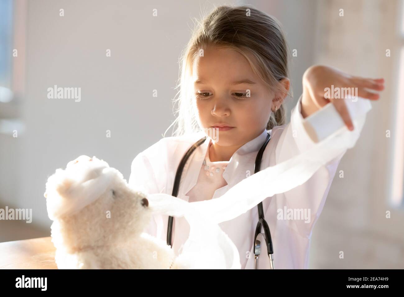 Kleines Mädchen Kind spielen in Kinder Krankenhaus Heilung Spielzeug  Stockfotografie - Alamy
