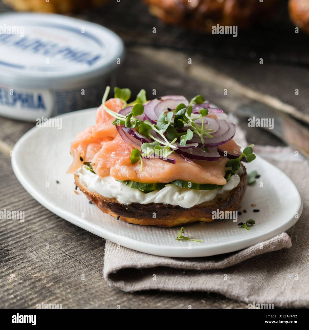 Kiew, Ukraine 3, Februar, 2021 - geräucherter Lachs Bagels Sandwich mit Weichkäse und Micro Greens auf einem Schneidebrett. Stockfoto