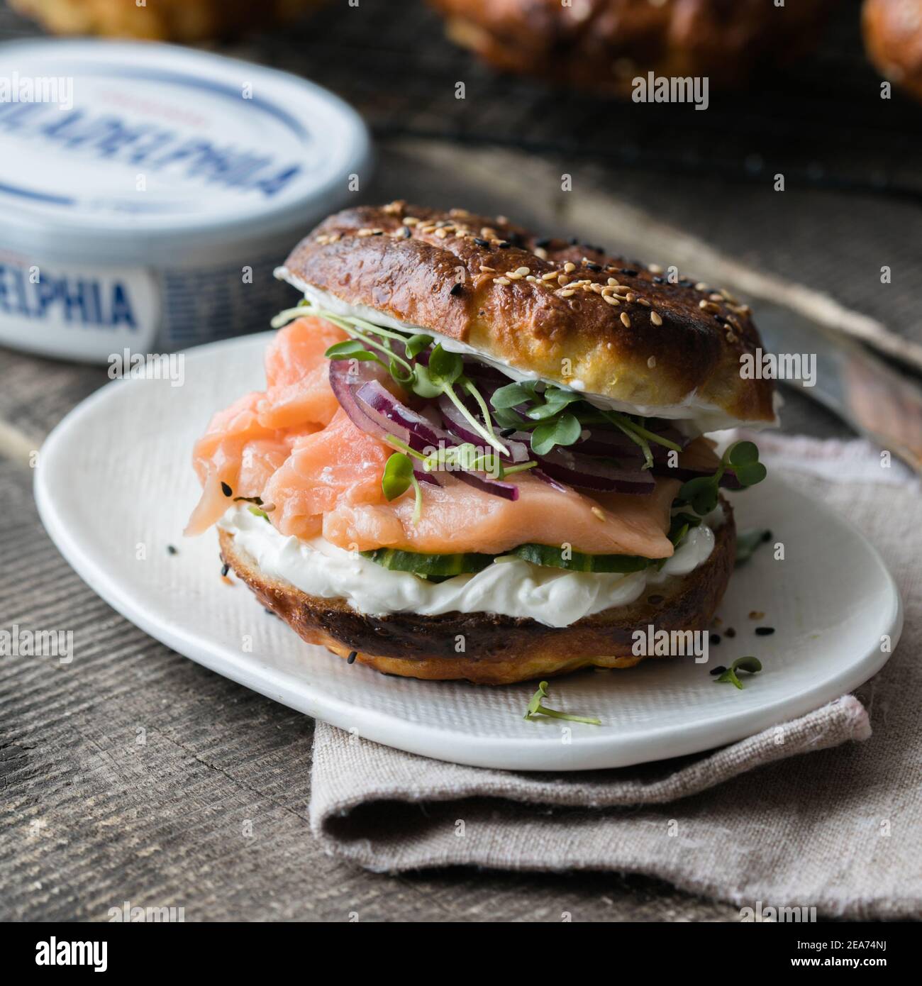 Kiew, Ukraine 3, Februar, 2021 - geräucherter Lachs Bagels Sandwich mit Weichkäse und Micro Greens auf einem Schneidebrett. Stockfoto