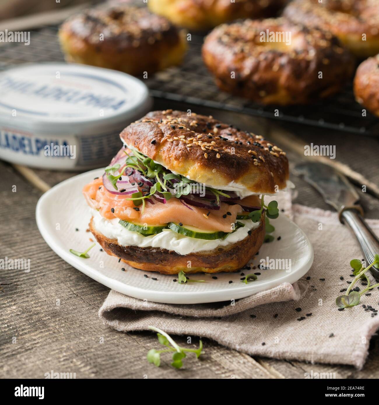 Kiew, Ukraine 3, Februar, 2021 - geräucherter Lachs Bagels Sandwich mit Weichkäse und Micro Greens auf einem Schneidebrett. Stockfoto
