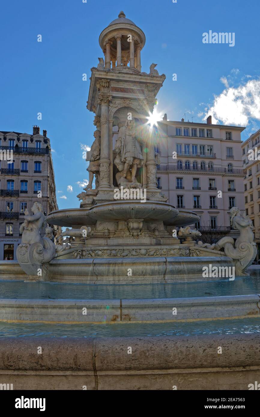 LYON, FRANKREICH, 7. Februar 2021 : Brunnen an der Place des Jacobins. Der Platz gehört zum Weltkulturerbe und ist einer der berühmtesten in Lyon. Stockfoto