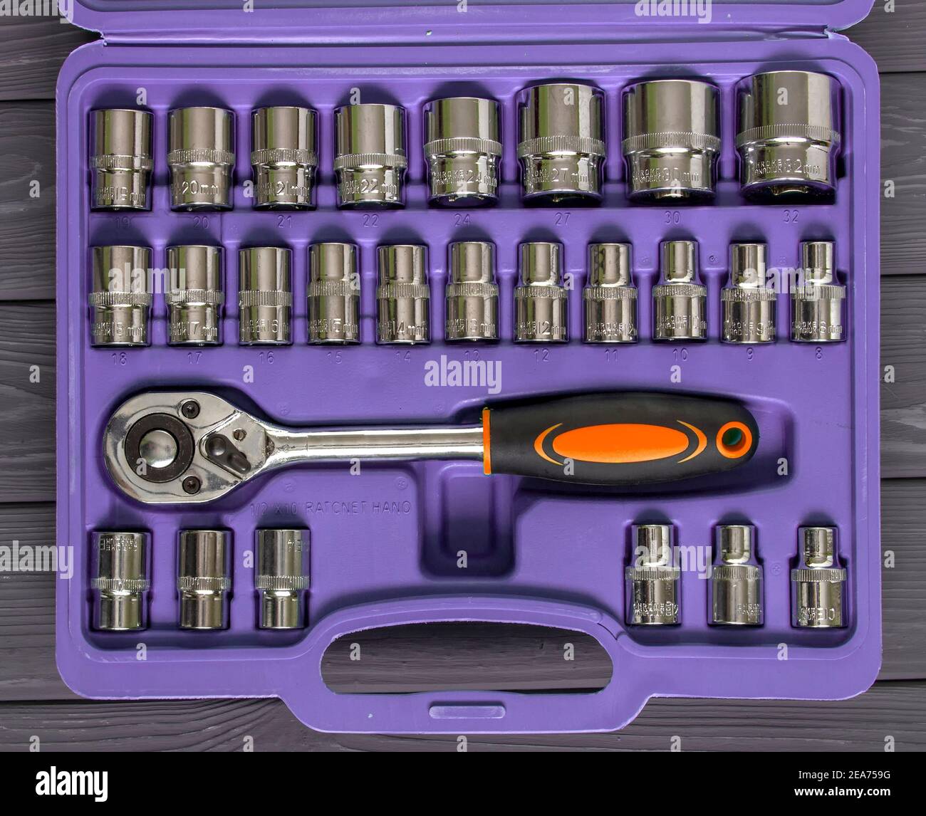 Chrom-Vanadium-Stahl. Purpurnes Gehäuse mit Schraubenschlüsseln. Kfz-Reparatur-Tool. Stockfoto