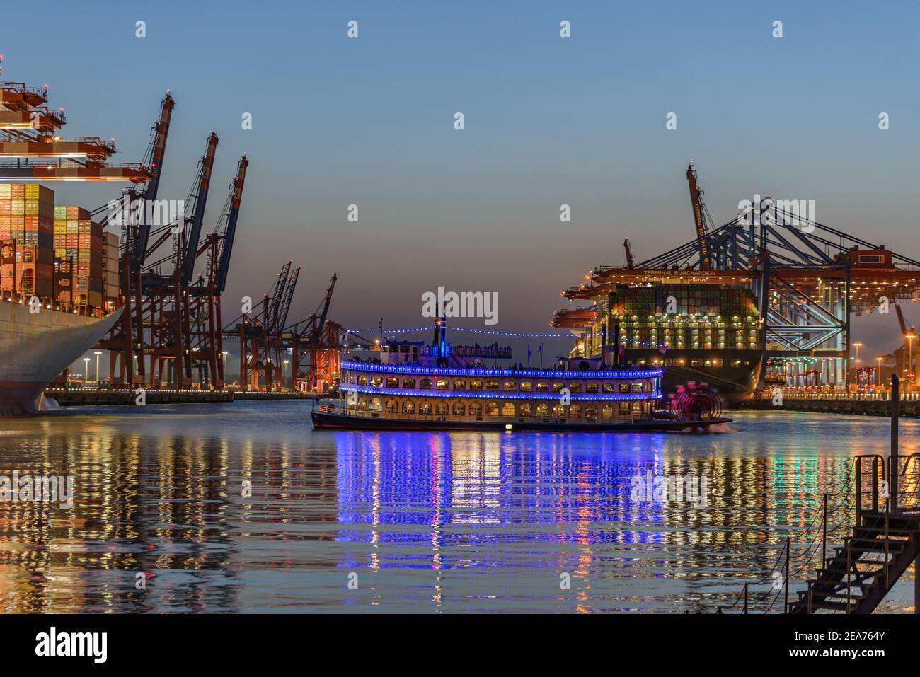 Schiffe in Hamburg Waltershofer Hafen Stockfoto